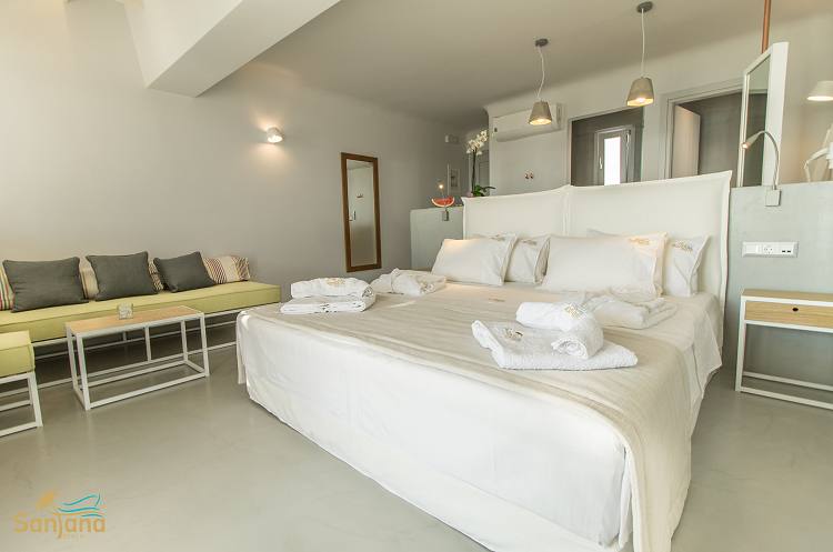 Santana Beach Suites in Agia Anna